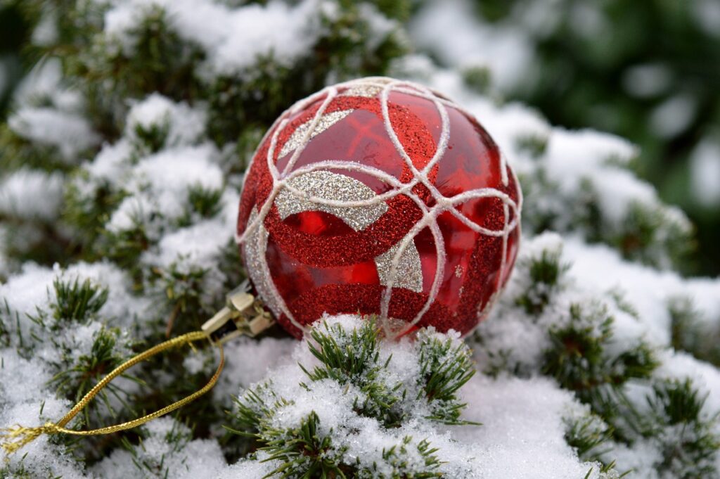 How To Restring Outdoor Christmas Decorations